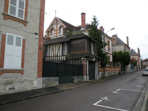  Rue Pierre Gauthier se succèdent de grandes et belles maisons
